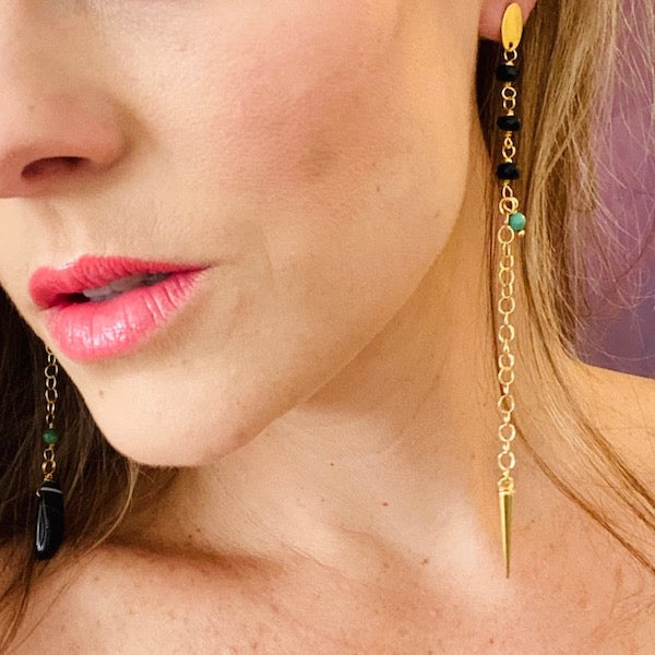 Aretes Disparejos con Piedra Negra - Baño de Oro 18k