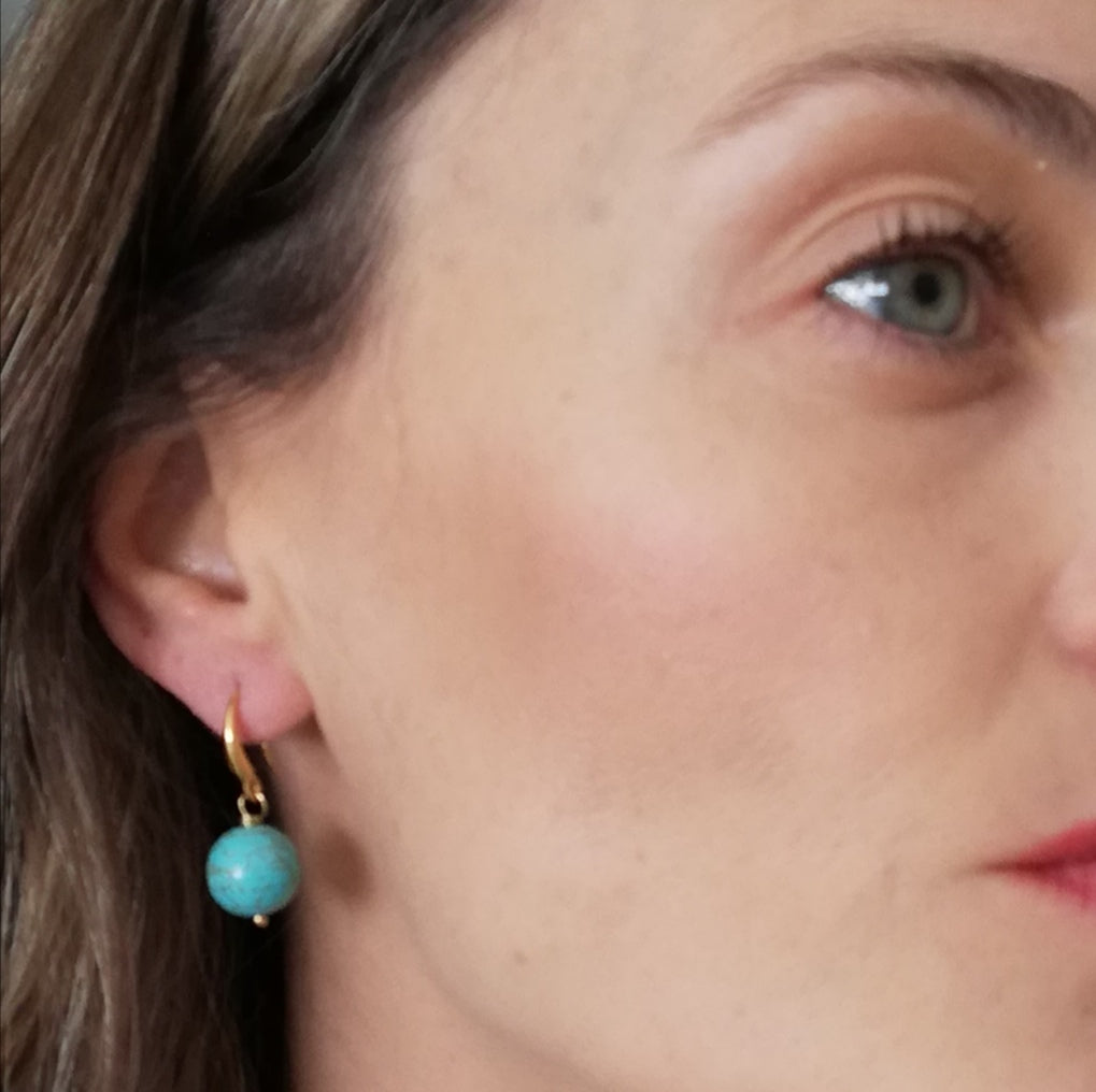 Aretes Piedra Howlita Azul-Baño de Oro 18K