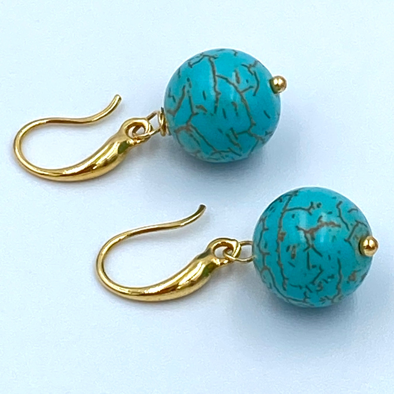 Aretes Piedra Howlita Azul-Baño de Oro 18K
