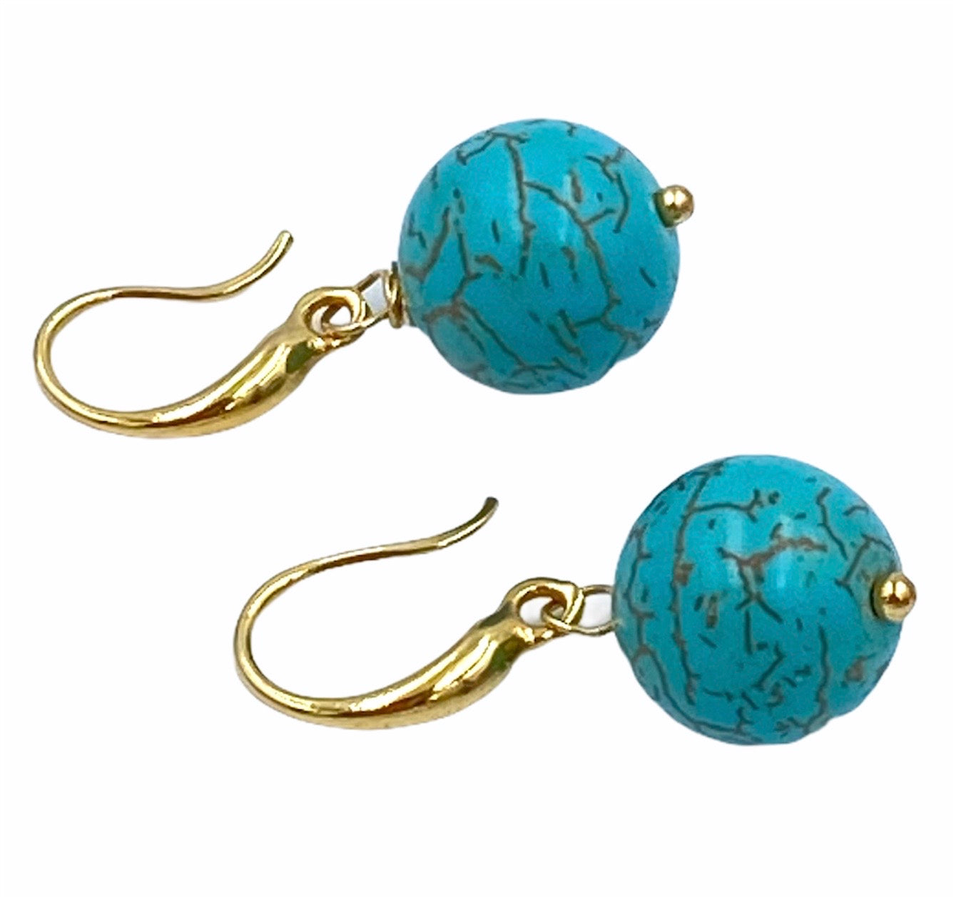 Aretes Piedra Howlita Azul-Baño de Oro 18K