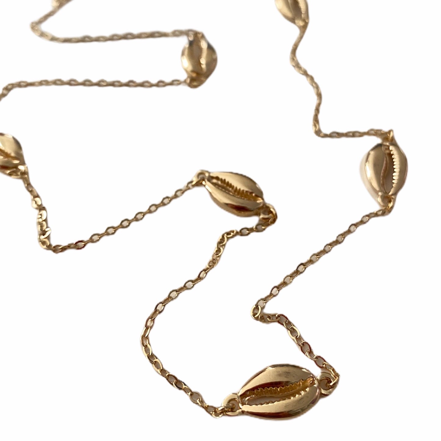 Collar largo con conchitas- Baño de oro 18K